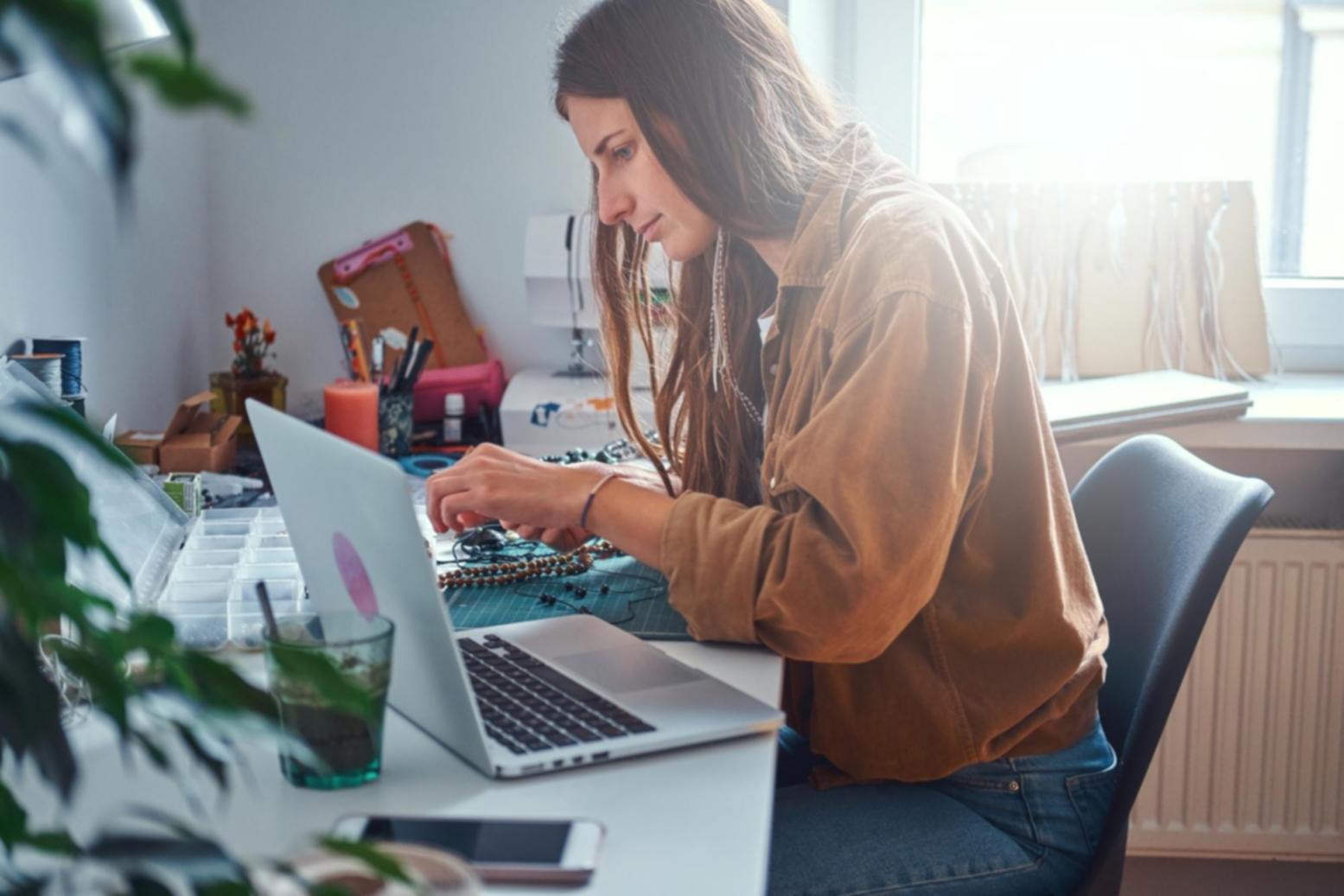 Équipe relemaratho travaillant sur des projets de formation financière